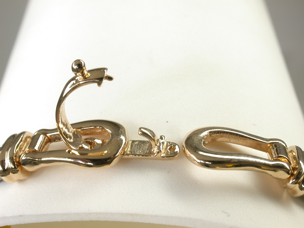 Double Shackle Clasp detail