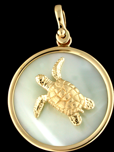 18097-Green Sea Turtle on White Mother of Pearl